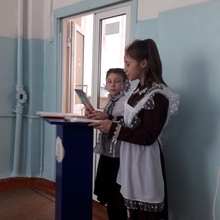 Оксана Д. и Алина З. - победительницы школьного конкурса "Проект 2020" в младшей возрастной группе